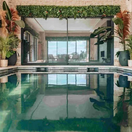 Superbe Avec Piscine Interieure Chauffee